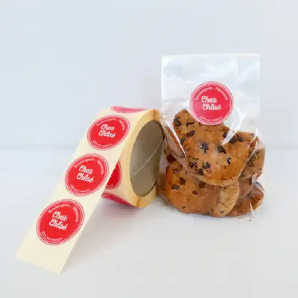 Étiquettes papier rouges disposées avec des sachets de cookies.
